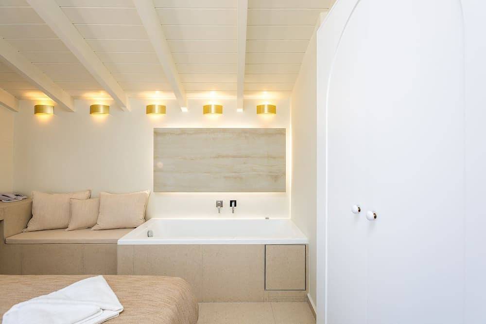 Villa en bord de mer avec piscine chauffée, service en chambre et kiosques privés à la plage! in Bali (Crète), Région de Réthymnon