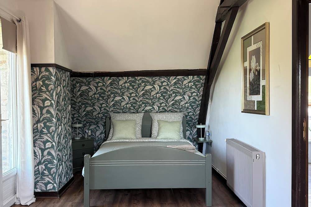 Charming estate with heated pool & private pond - Up to 16 people. in Armaillé, Segré und Umgebung