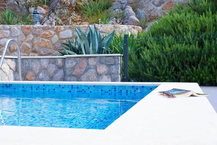 Apartament wakacyjny dla 4 osób, z ogród i basen oraz taras, zwierzęta dozwolone w Karlobag