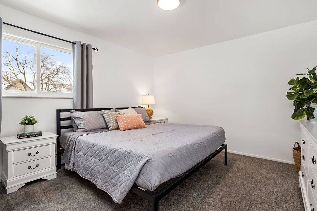 Ganze Wohnung, Cozy & Clean 2nd Floor Apt. - King Bed | Workspace in Mount Clemens, Lake St. Clair