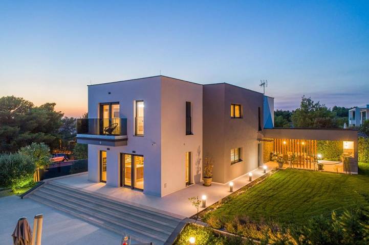 Villa pour 10 personnes, avec jardin et piscine ainsi que jacuzzi et sauna, animaux acceptés à Brodarica - 3