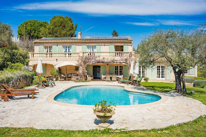 Location de vacances pour 8 personnes, avec Piscine à Valbonne