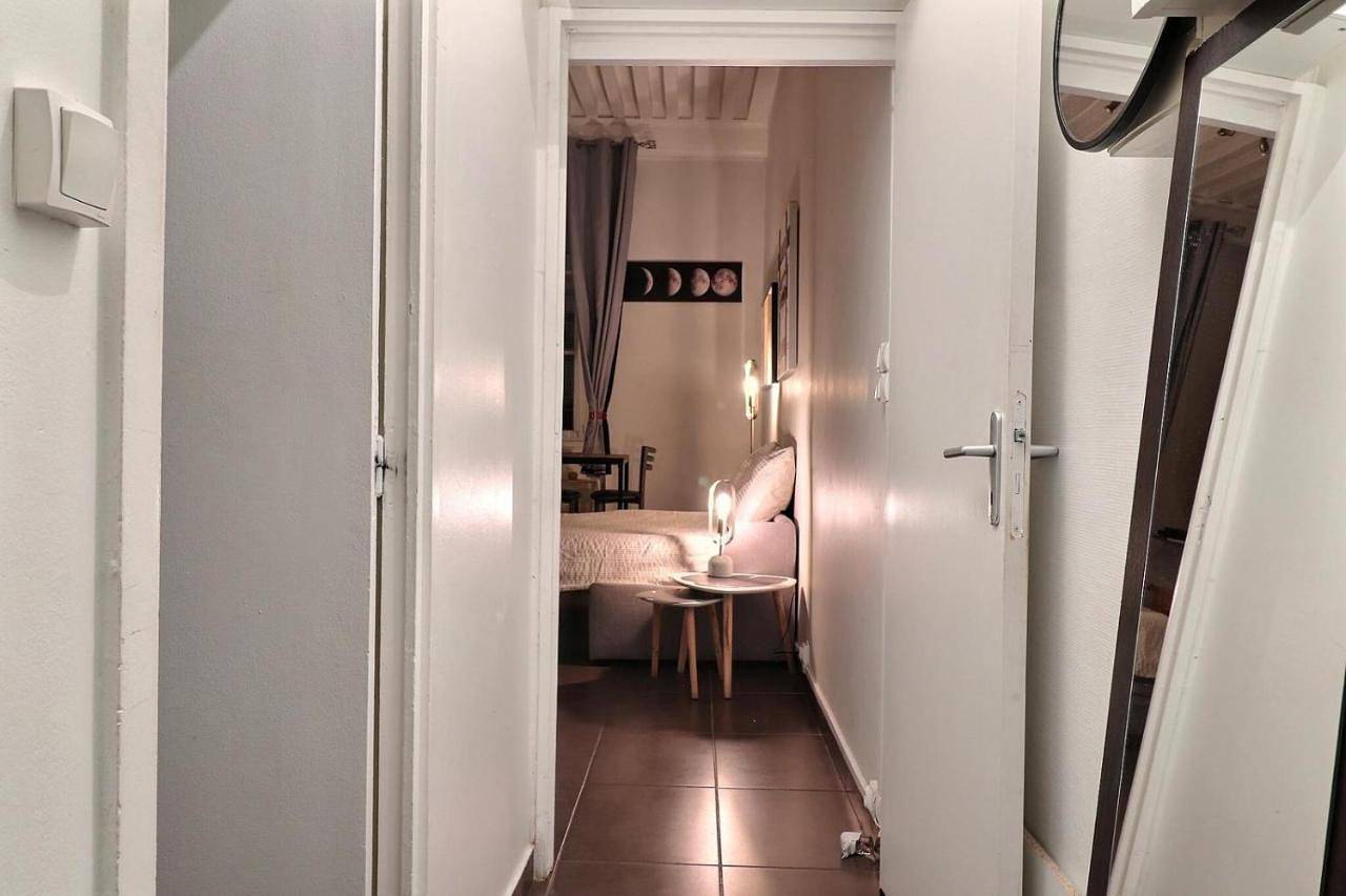 Entire apartment, Charming studio Bellecour quiet ideal situation in Lyon, Lyon region