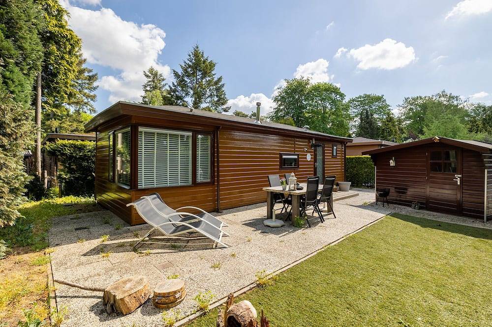 Gezellig Tiny Lodge (48 m²) voor 2-3 personen met tuin en terras. Ontspannen in de woonkamer met een film, spelletjes of een goed boek op de bank. Perfect voor een knusse vakantie! in Harderwijk, Veluwe