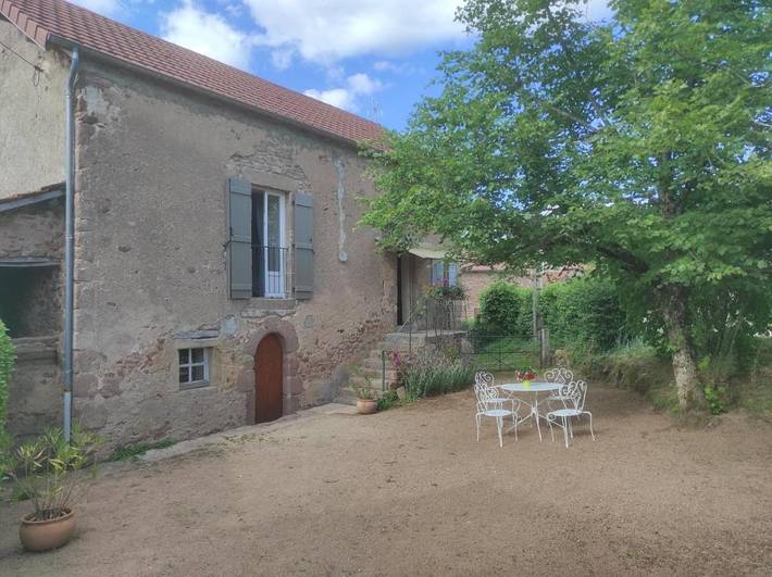 Gîte pour 6 personnes, avec jardin et vue, animaux acceptés à Andelaroche