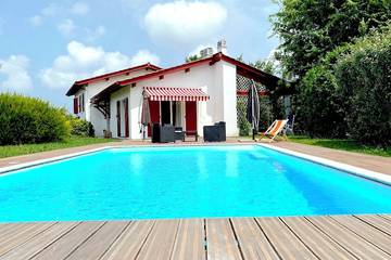 Gîte pour 9 personnes, avec jardin et terrasse à Bassussarry