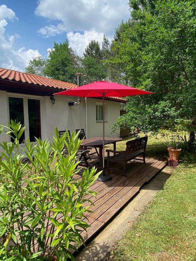 Location de vacances pour 4 personnes, avec Terrasse et Jardin ainsi que Piscine et Vue à Brach