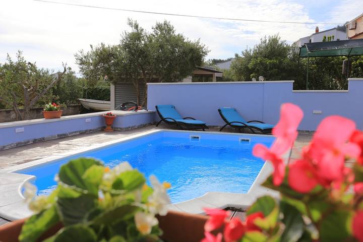 Dom dla 10 osób, z balkon/ taras i basen w Slatine