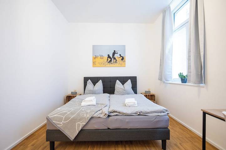 Appartement entier, ★ Ko-Living - Banksy Suite | In the center | Up to 4 pers. | Washing machine ★ in Halle, Saale-Unstrut