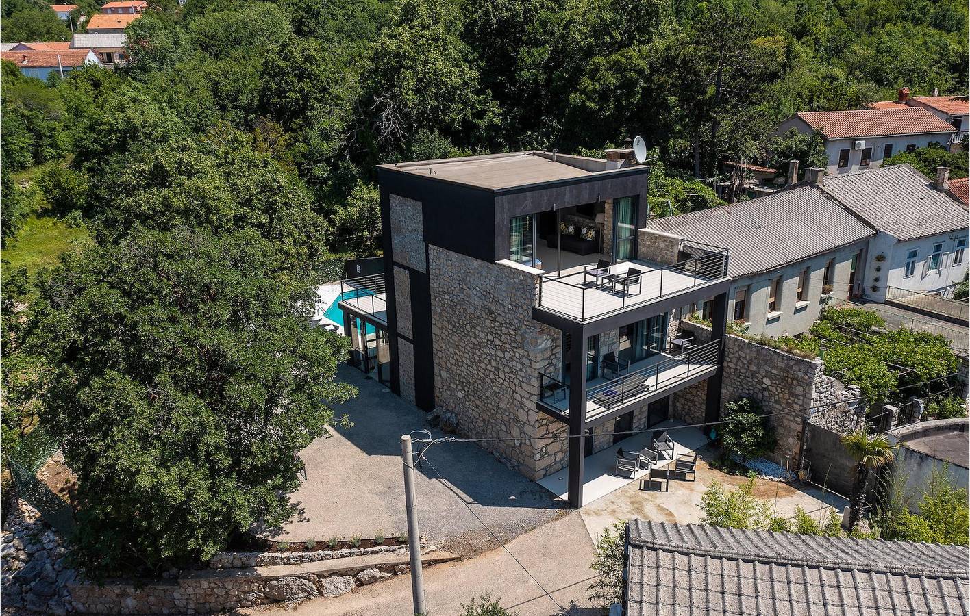 Reizende 2-Zimmer-Wohnung mit Pool, WLAN und Parkplatz in der Nähe des Stadtzentrums von Grizane in Grizane, Primorje-Gorski Kotar