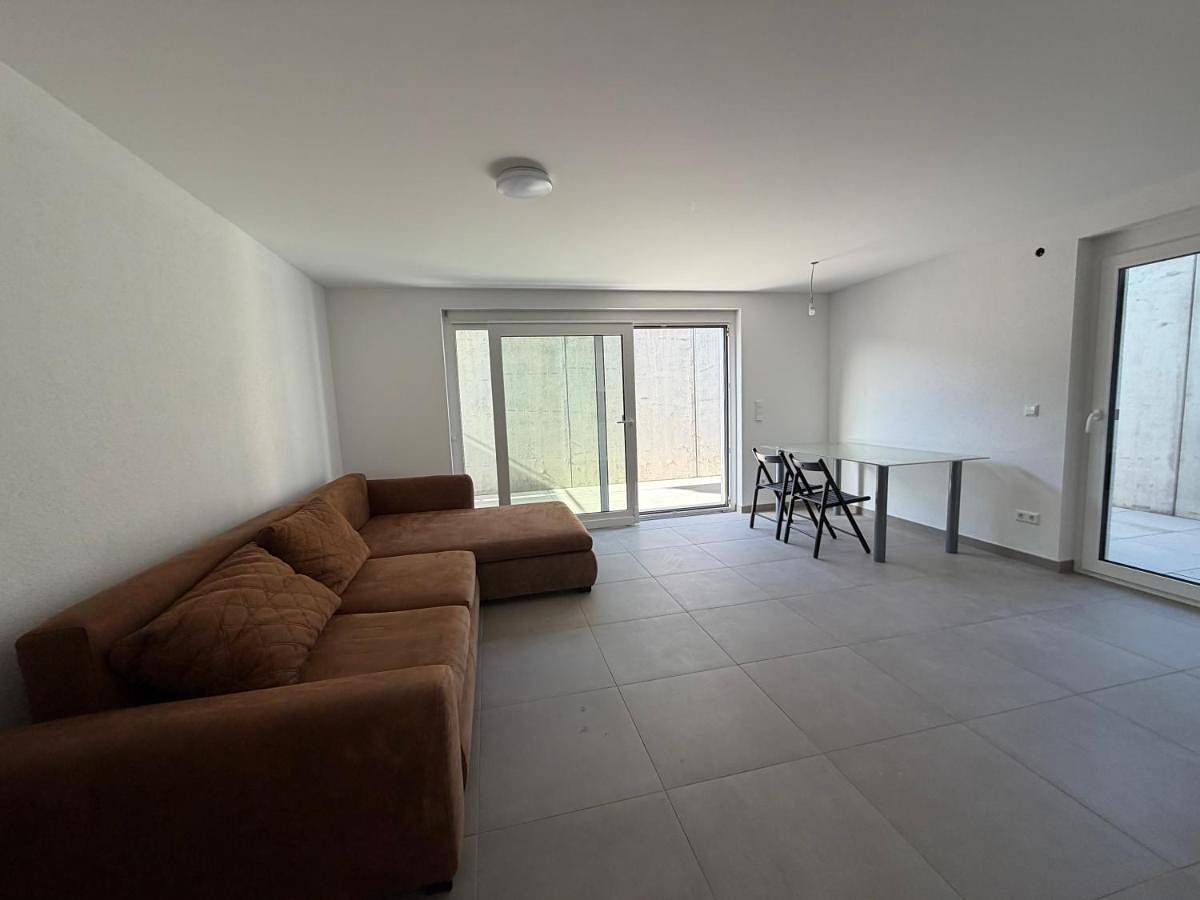 Ganze Wohnung, Moderne 2-Zimmer-Wohnung mit großer Terrasse und eigenem Stellplatz in Grafenau (Württemberg), Nordschwarzwald
