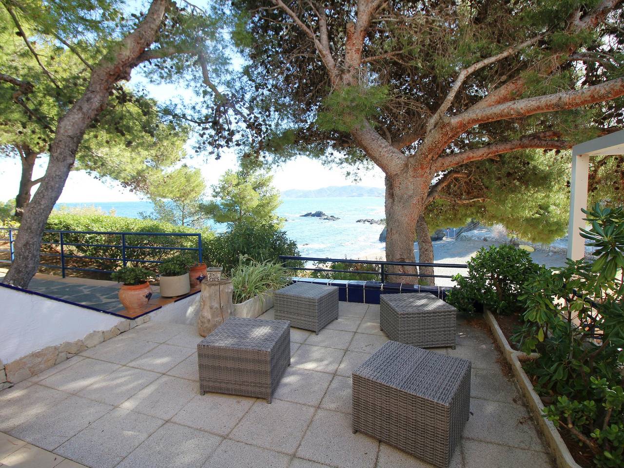 Seaside Townhouse with Direct Beach Access, Stunning Views & Terrace in Platja del Cau del Llop (Llanca), Llanca