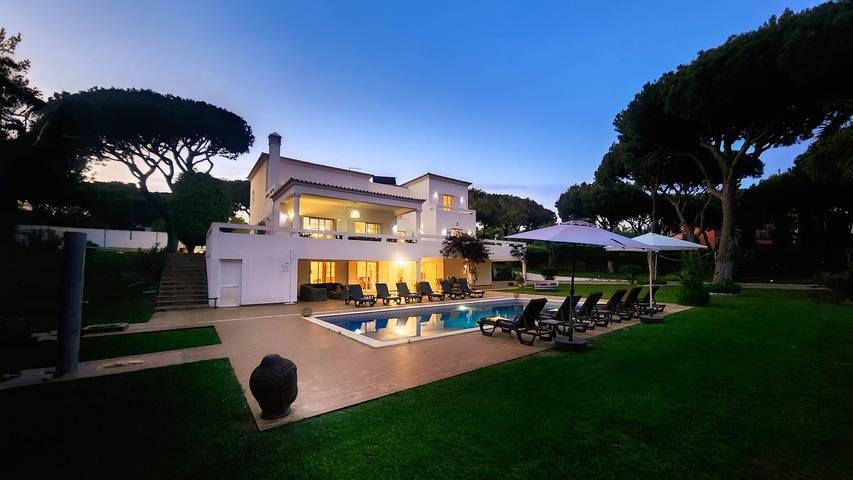 Villa for 14 people, with balcony and garden, child-friendly in Quarteira