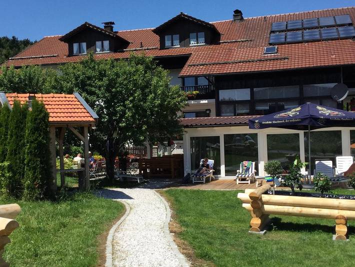Hotel, mit Balkon/Terrasse und Terrasse sowie Garten und Sauna in Achslach