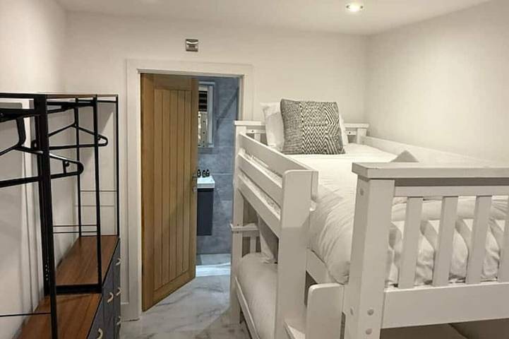 Large Luxury 5Bdr Home - 2.5 Bath & Free Parking in Hertfordshire