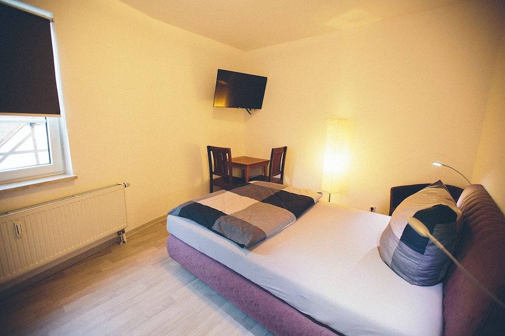 Ganze Wohnung, Room with queen size bed and bathroom, tv, Netflix, wifi in Rudolstadt, Saaleland