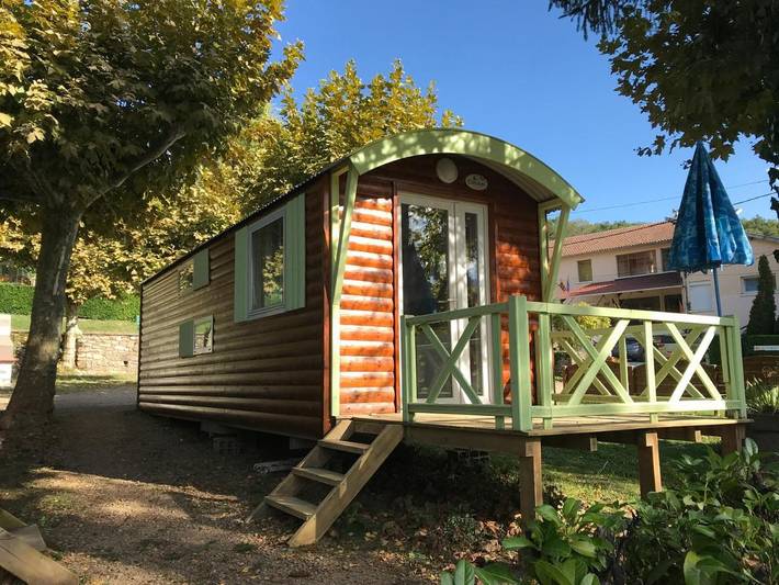 Camping pour 8 personnes, avec jardin ainsi que piscine et bassin pour enfant, animaux acceptés
