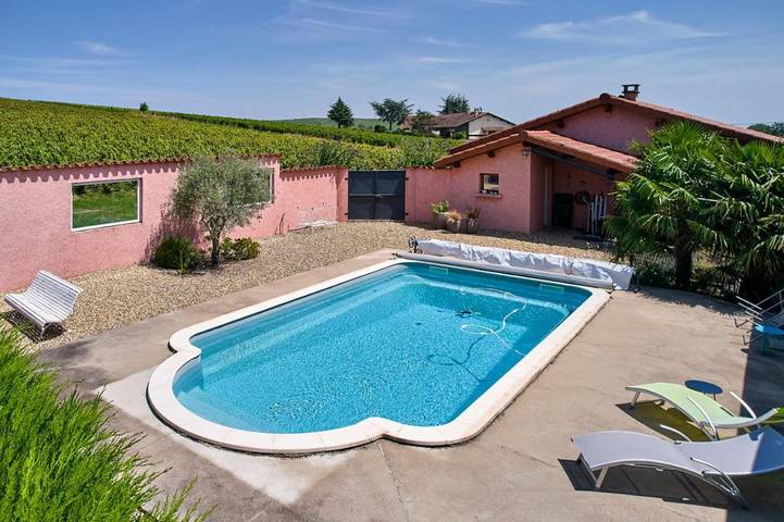 Location de vacances pour 2 personnes, avec piscine ainsi que vue et jardin à Régnié-Durette - 3