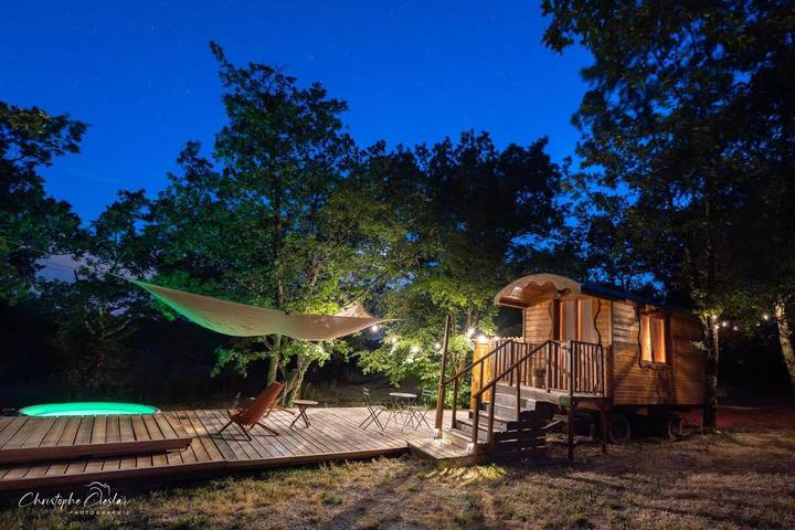 Gîte pour 2 personnes, avec jacuzzi ainsi que balcon et jardin à Carnac-Rouffiac