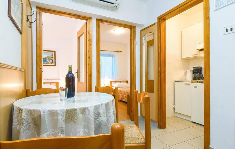 Ganze Ferienwohnung, Gemütliche Ferienwohnung mit Terrasse, Klimaanlage und WLAN, 2 km vom Juto-Strand entfernt in Lokva Rogoznica, Omis-Riviera