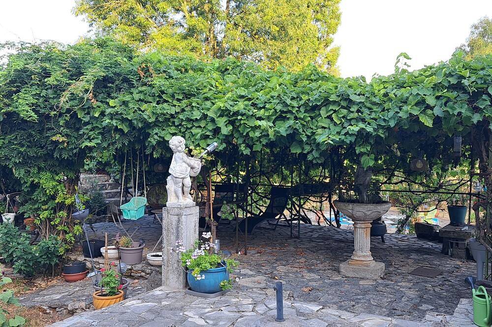 Grande maison de charme 211 m², piscine, jardin clos, terrasses, calme absolu in Cours (Deux-Sèvres), Région de Niort