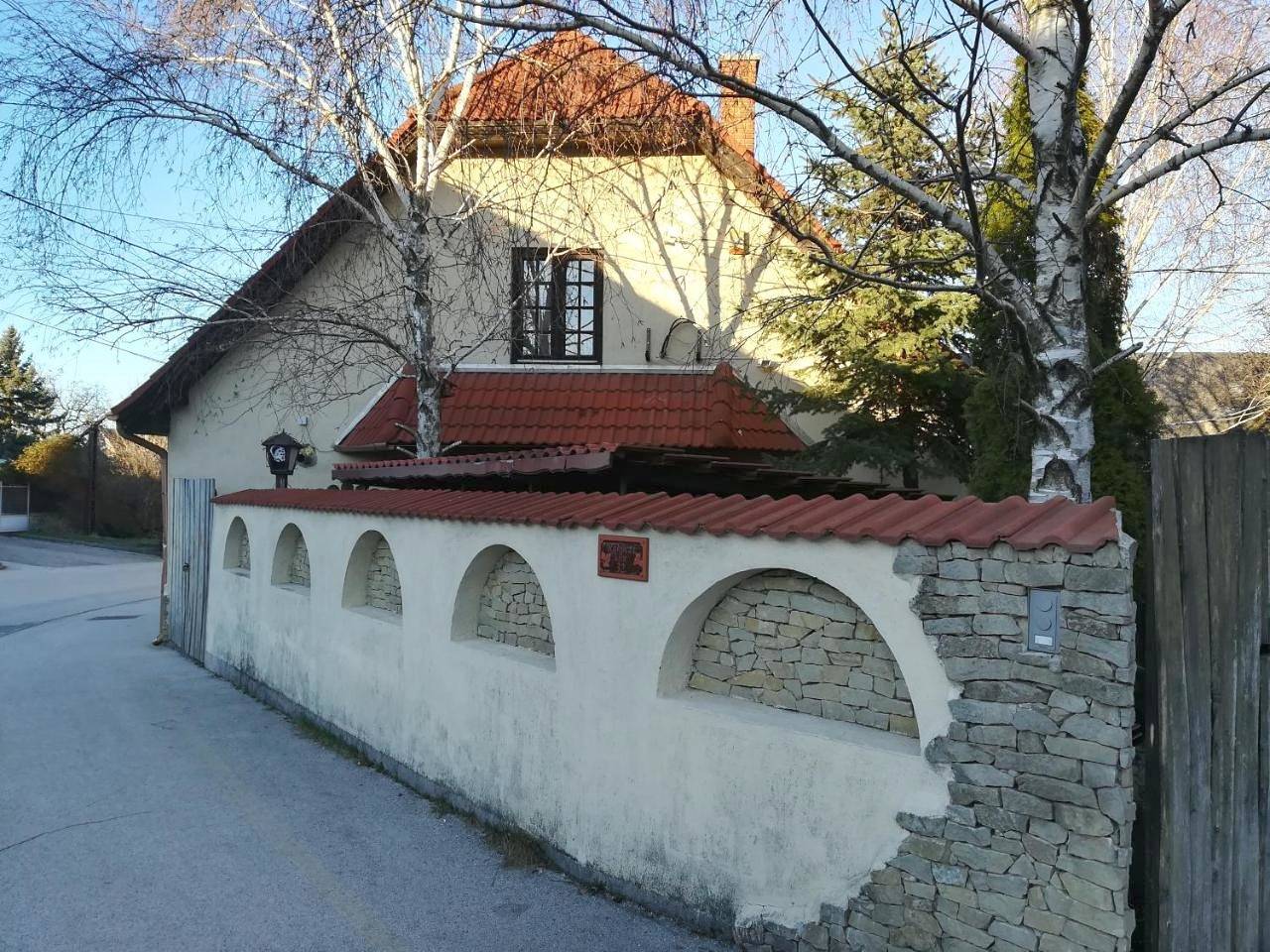 Vörös Macska Vendégház in Szentkirályszabadja, Noordelijke oever van het Balatonmeer