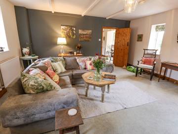 Log Cabin for 5 People in Melton, Leicestershire, Photo 4