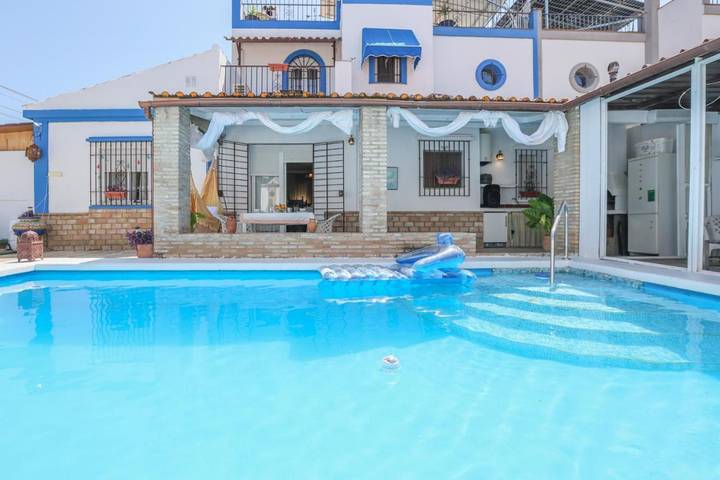 Casa de vacaciones para 10 personas, con piscina y vistas además de jardín y piscina para niños, Se admiten mascotas en Sanlúcar la Mayor