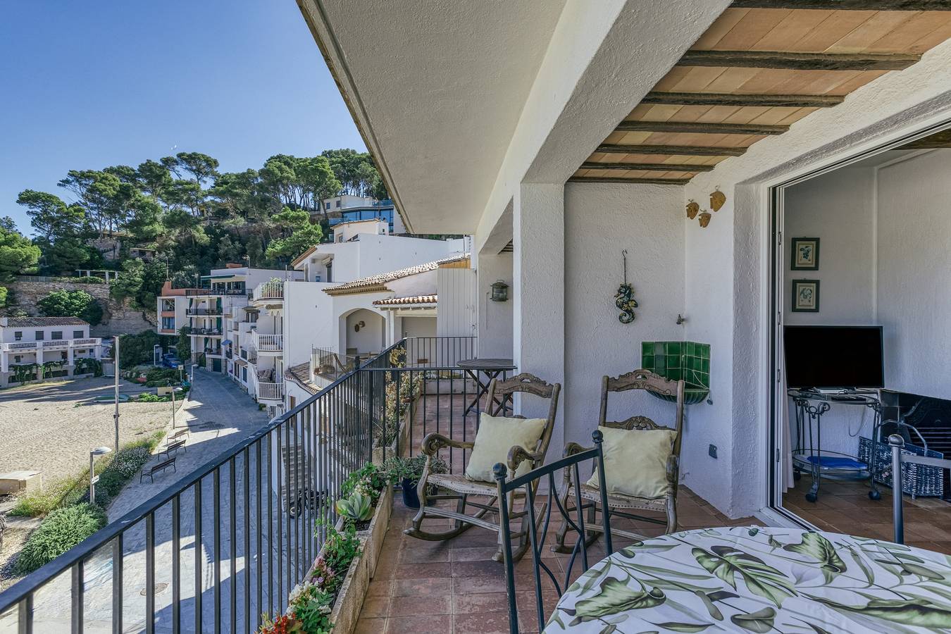 Entire apartment, Vacation Apartment “Mediterranean Paradise” near the Beach with Terrace and Wi-Fi in Sa Riera, Begur