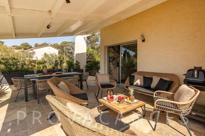 Villa pour 8 personnes, avec piscine et balcon/terrasse, animaux acceptés dans Boulouris - 3