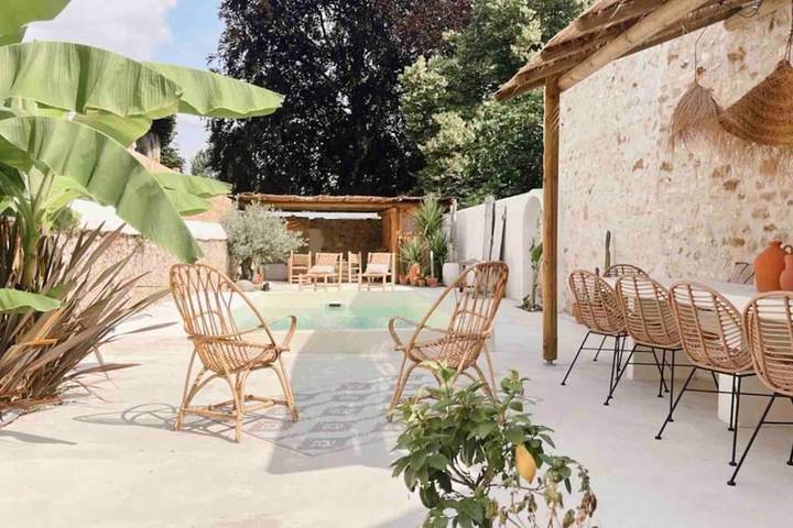 Cottage pour 14 personnes, avec piscine ainsi que jardin et sauna à Buxeuil
