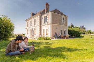 Maison d’hôte pour 3 personnes, avec terrasse et vue ainsi que piscine et jardin dans Coteaux sur Loire