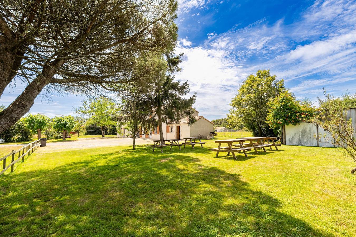 Casa de férias 'Petit Gîte La Clé Des Champs' com terraço privado e jardim privado in Saint-Étienne-du-Bois, Vale do Loire