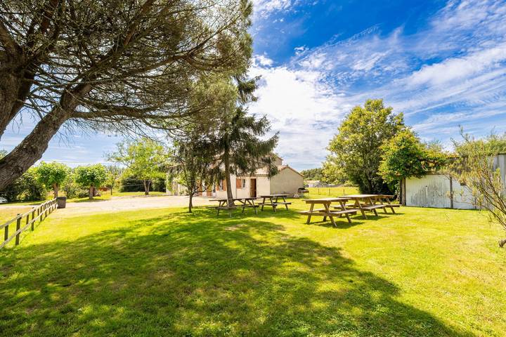 Maison de vacances 'Petit Gîte La Clé Des Champs' avec terrasse privée et jardin privé in Saint-Étienne-du-Bois, Vallée de la Loire
