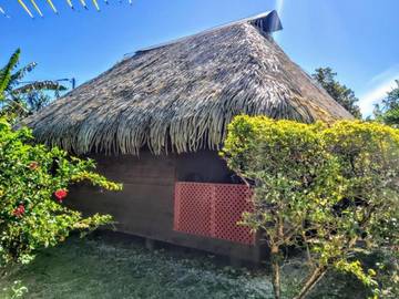Gîte pour 2 personnes, avec terrasse ainsi que jardin et piscine dans Huahine