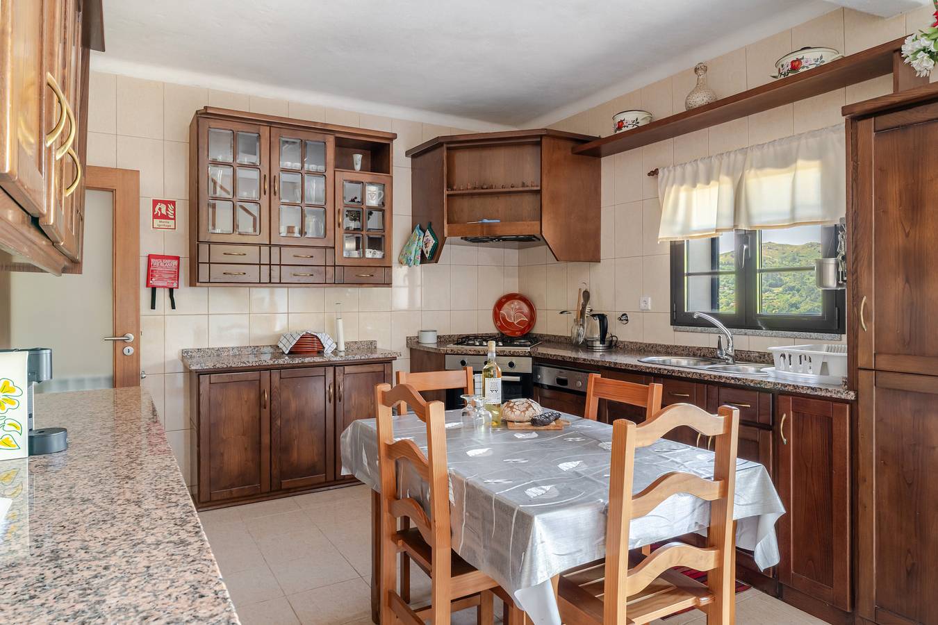Apartamento inteiro, Apartamento 'Inferior' com vista para a montanha, jardim partilhado e acesso Wi-Fi in Azias, Distrito de Viana do Castelo