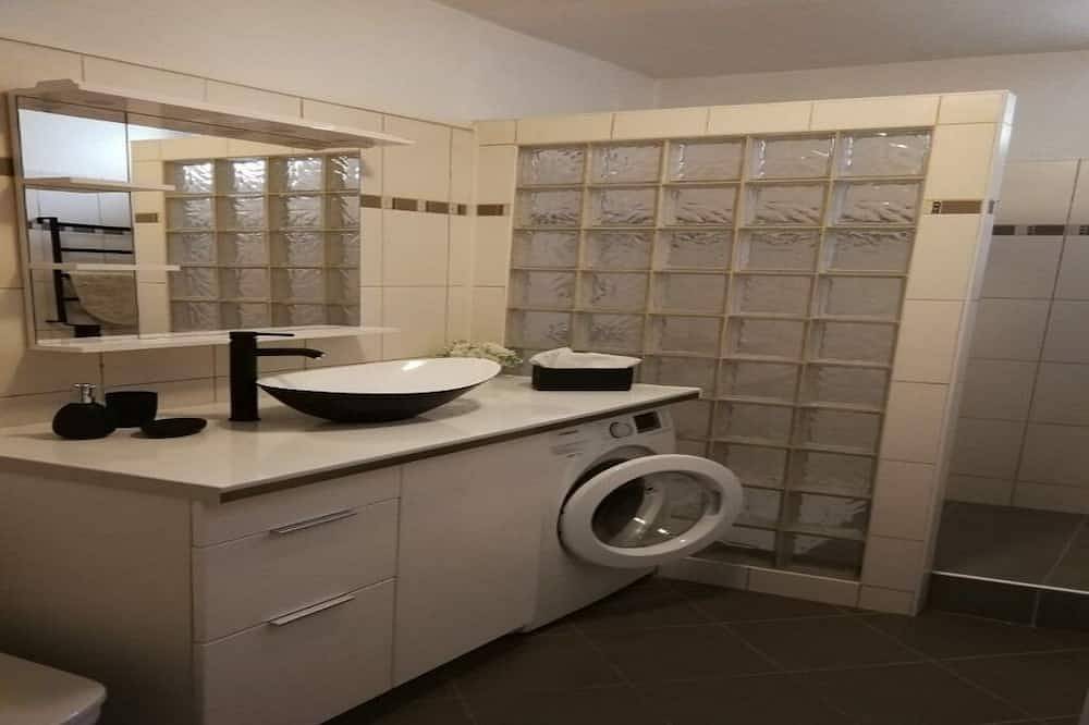 Rez de villa-maison, appartement T3 à 10 min d'Ajaccio avec Piscine. in Afa, Région d'Ajaccio