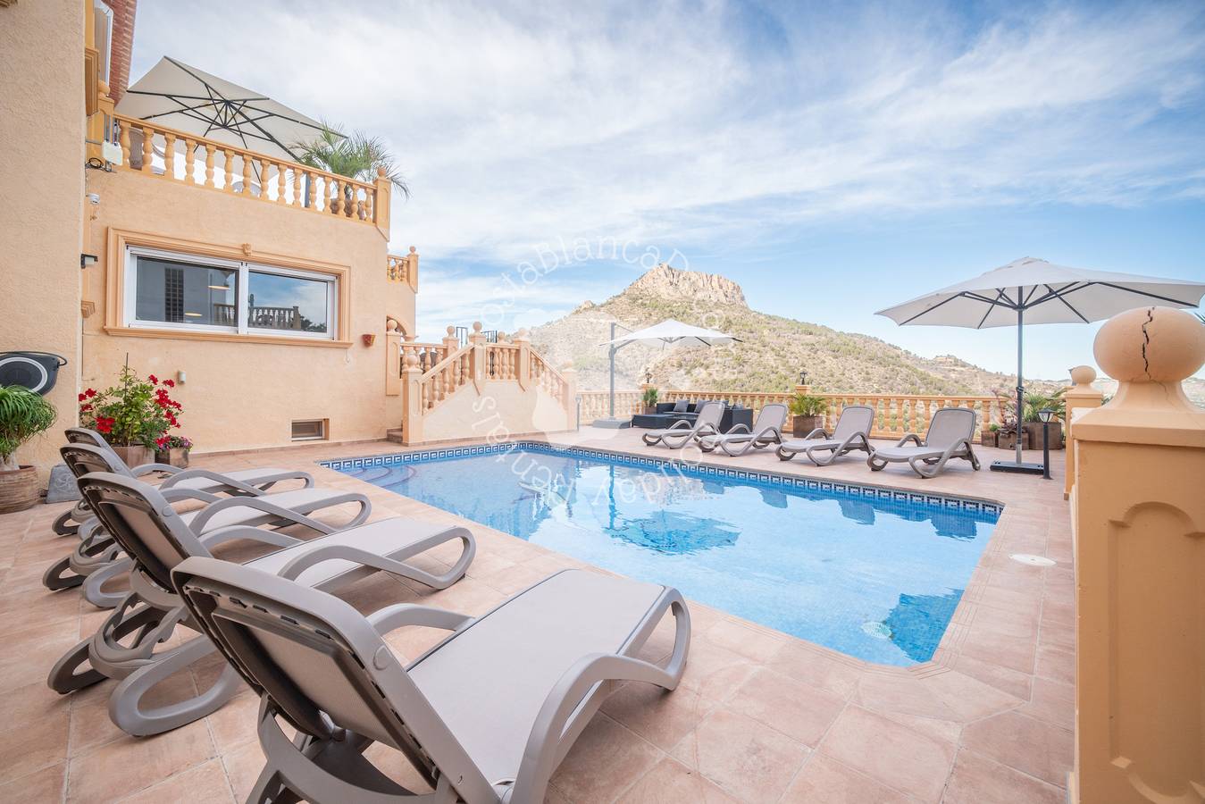 Los Pitufos in Maryvilla, Costa Blanca