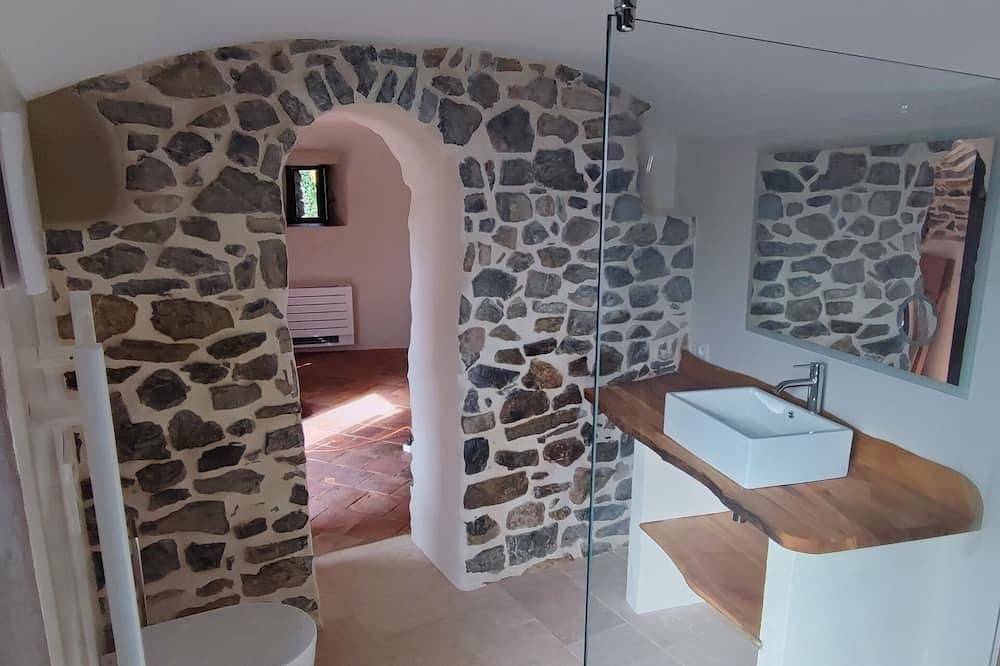 Mas Estrela: Lo Nis, an intimate B&B with mountain views in Bessèges, Cevenas