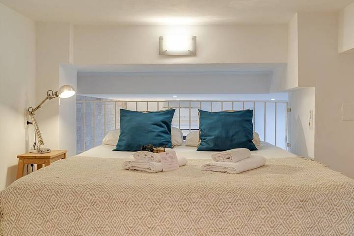 Entire apartment, Guestready - Charming Studio with Patio in Gràcia in Barcelona Centre, Barcelona
