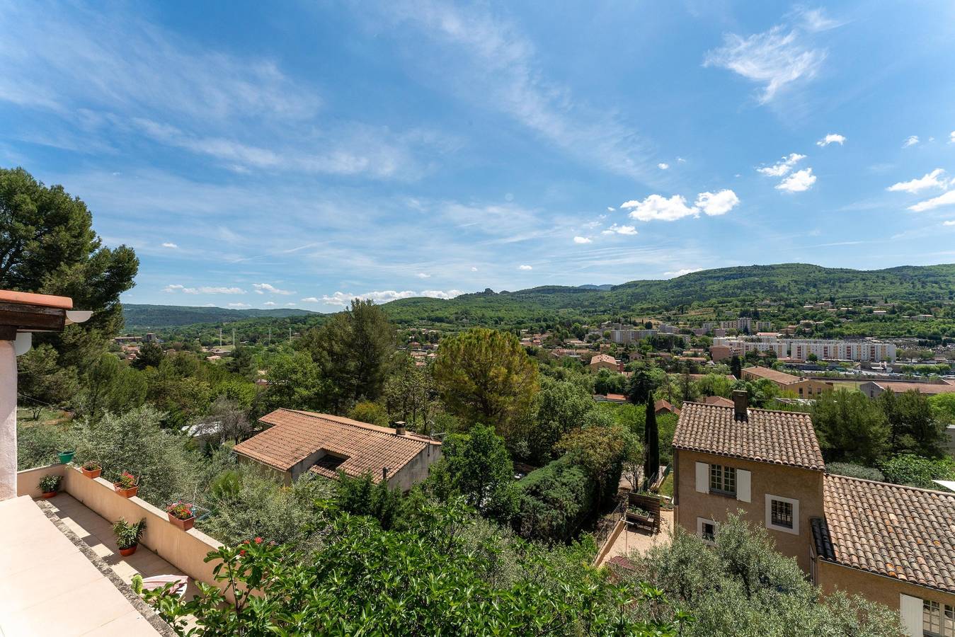 Casa de vacaciones 'Villa del Amanecer' con vistas a la montaña, Wi-Fi y aire acondicionado in APT, Parque natural regional del Luberon