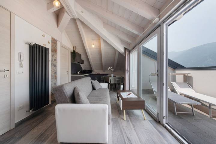 Appartement de vacances pour 2 personnes, avec vue sur le lac ainsi que jardin et balcon