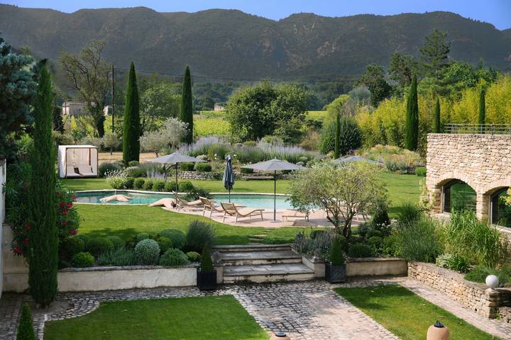 Location de vacances pour 14 personnes, avec jardin et terrasse à Oppède
