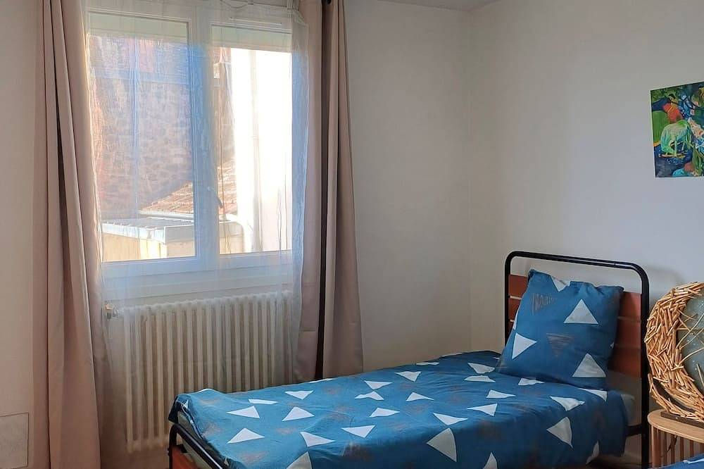 Entire apartment, Sunny apartment with balcony near train station, hospital, Prisme... in Aurillac, Aurillac region