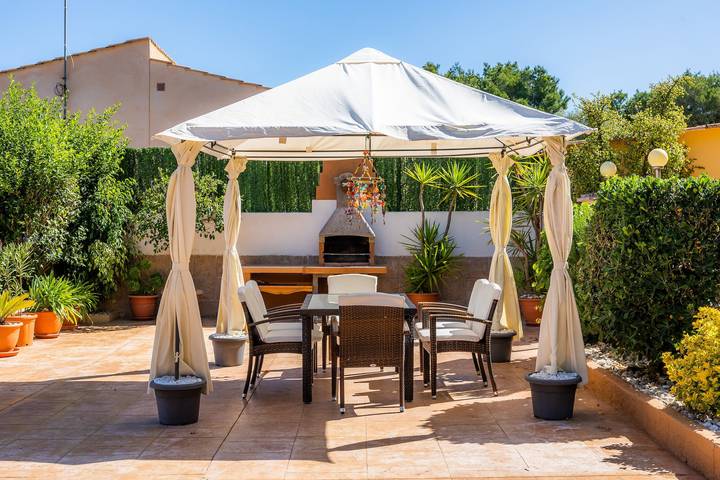 Mediterraan Chalet S'Oratge met Zwembad, Tuin, Wifi & Terras in Can Picafort, Santa Margalida