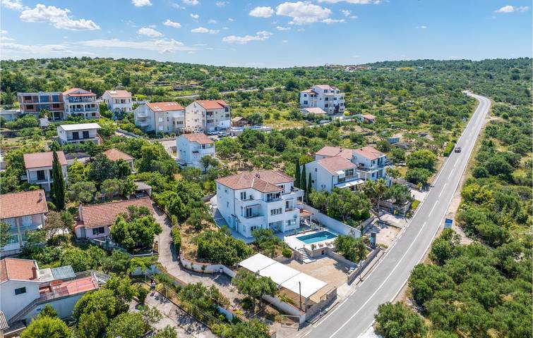 Gîte pour 6 personnes, avec terrasse dans Murter - 2