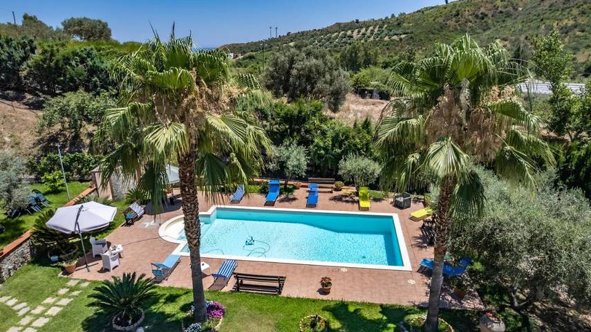 Appartamento per 6 persone, con giardino e panorama nonché piscina in Santa Caterina dello Ionio