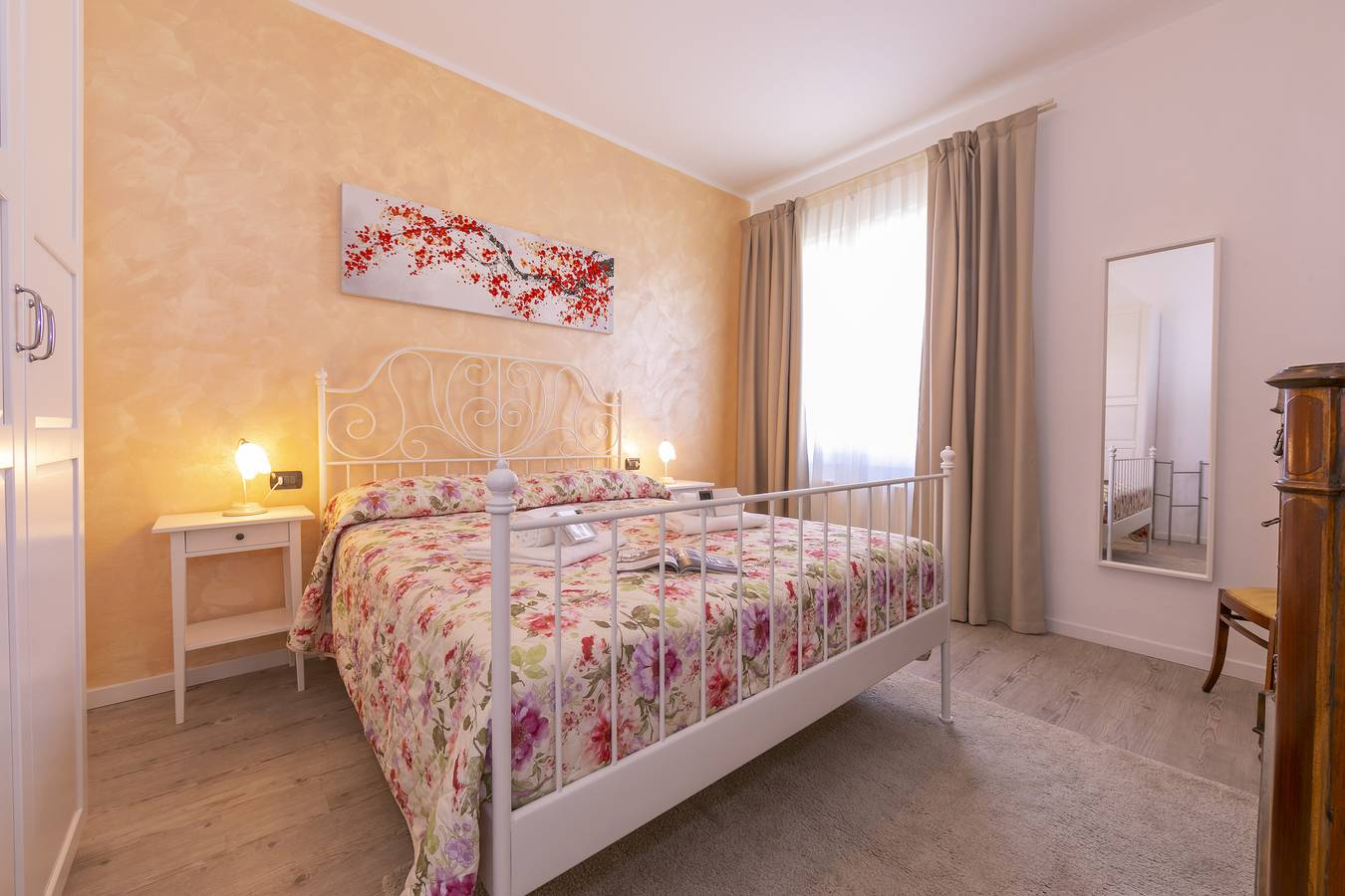 Entire apartment, La Maison Fleurie Appartamento Giglio in Desenzano del Garda, Garda Mountains