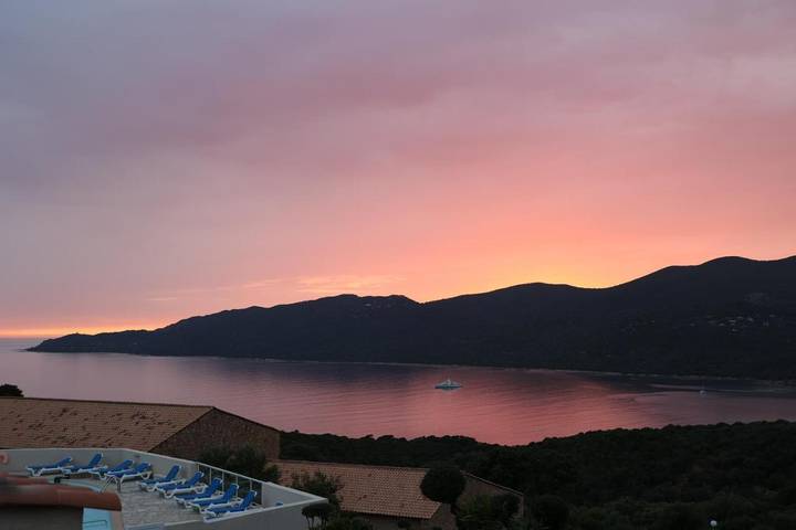 Appartement de vacances pour 4 personnes, avec terrasse ainsi que piscine et vue