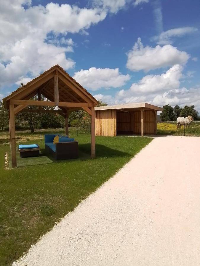 Location de vacances pour 6 personnes, avec Terrasse ainsi que Jardin et Vue dans Charny-Orée-de-Puisaye